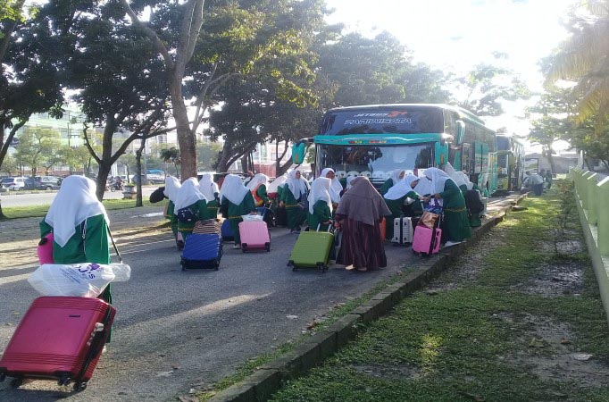 Kepala SMP Babussalam Lepas Santri Kelas 8 Lakukan Ziarah dan Studi Wisata ke Sumatera Barat