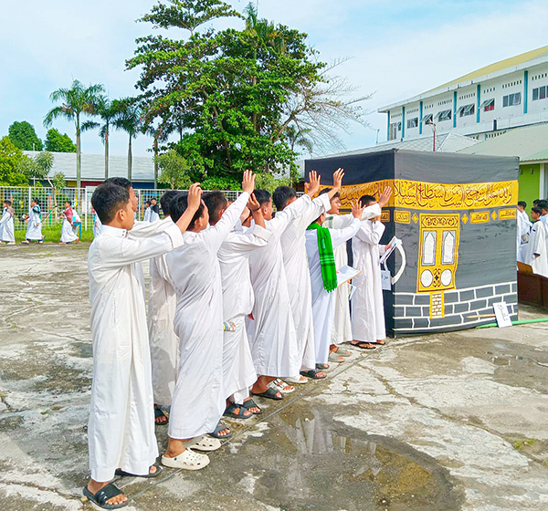 Santri SMP Babussalam Antusias Laksanakan Manasik Haji