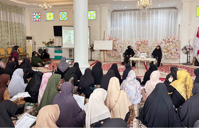 Majelis Taklim dan Santriwati Sambut Hangat Tausiyah Ustadzah Dra Syarifah Nawirah bin Smith 