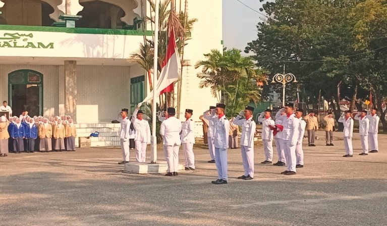Usai Sukses Jalankan Tugas, Petugas Upacara Rayakan dengan Sesi Foto Bersama