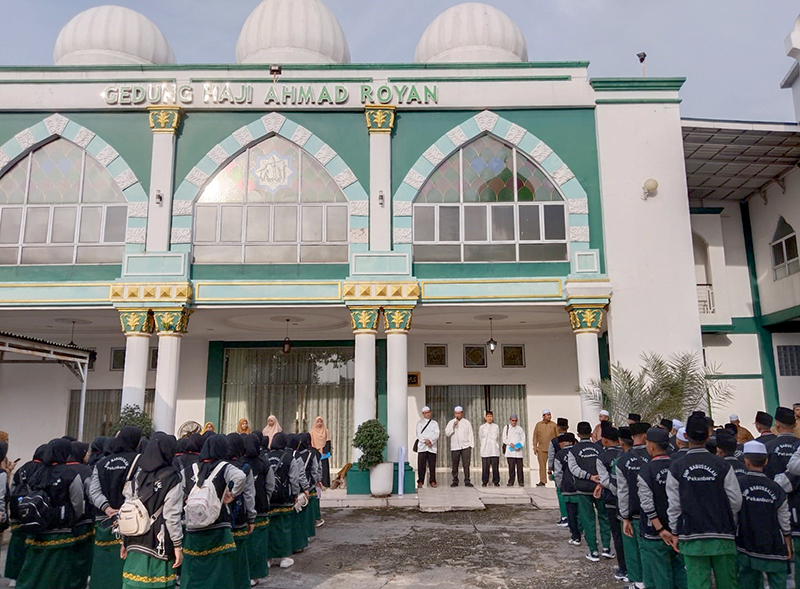 Santri Kelas VII SMP Babussalam Nikmati Perjalanan Religius dan Wisata ke Sumbar