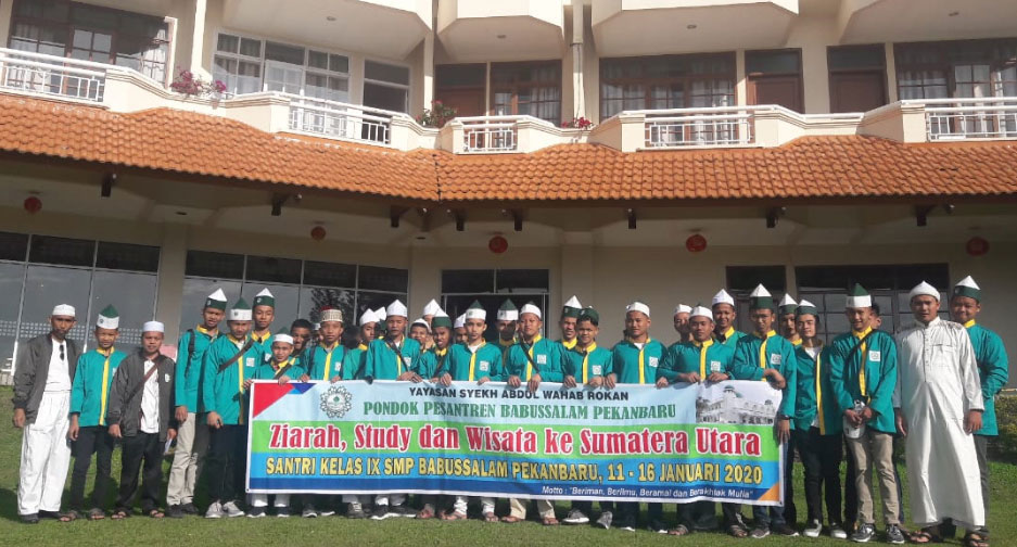 Santri Kelas IX Ziarah dan Studi Wisata ke Sumatera Utara Tahun 2020
