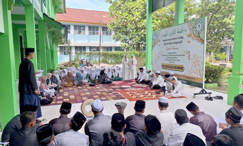 Dua Santri Kelas XI.2, Nurulis Sarmita dan Zulfajri, Turut Memberi Pesan Kebaikan Kepada Sesama