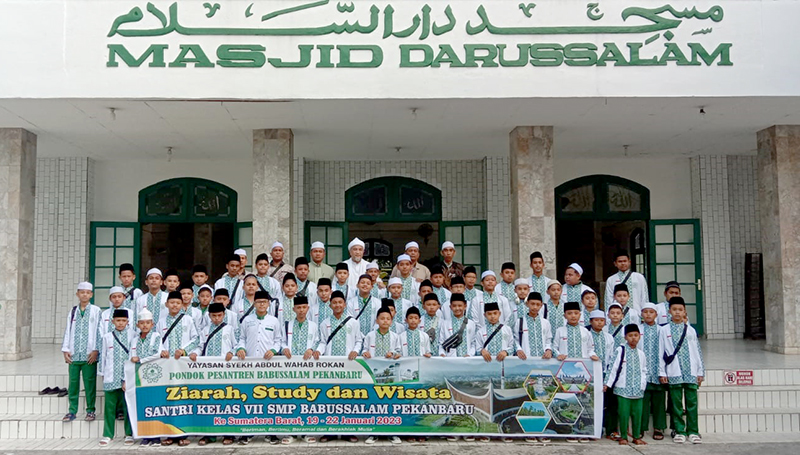 Tuan Guru Lepas 113 Santri Kelas VII SMP Babussalam Ziarah, Studi dan Wisata ke Sumbar