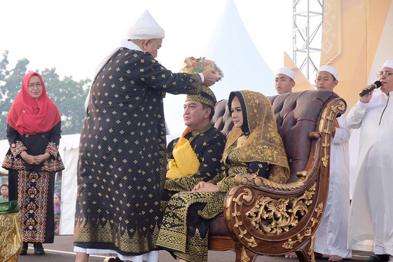 Hadiri Pesta Rakyat di Mapolda Riau, Tuan Guru Lakukan Tradisi Upah-upah Untuk Irjen Mohammad Iqbal