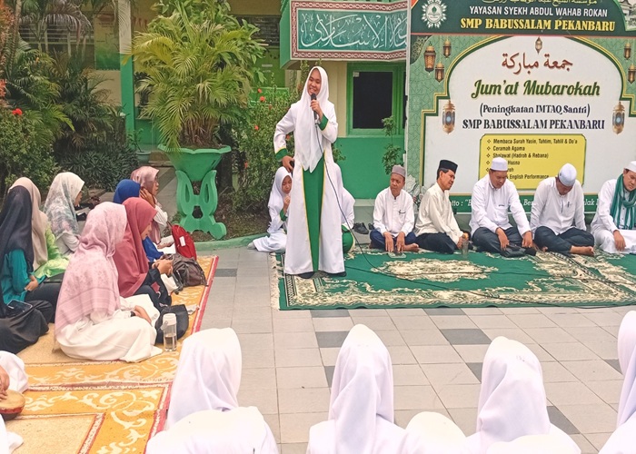 Jumat Mubarokah SMP Babussalam Jadi Panggung Apresiasi bagi yang Berprestasi