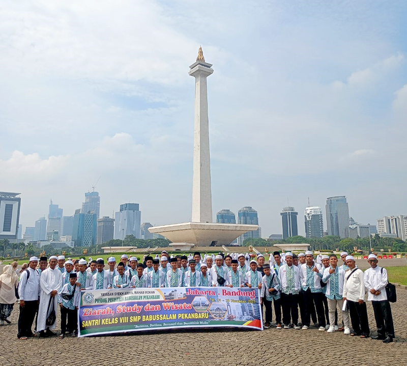 Santri Kelas VIII SMP Babussalam Kunjungi Destinasi Bersejarah di Jakarta dan Bandung