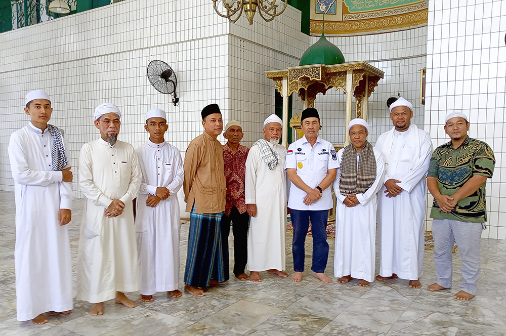 Pak Gubri H Syamsuar Shalat Jumat di Masjid Darussalam Sebelum Melakukan Perjalanan ke Rokan Hulu