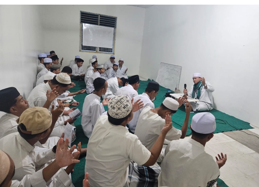Membaca Kitab Adh-Dhiya ul-Lami' yang Jadikan Amalan Santri Ponpes Babussalam Pekanbaru
