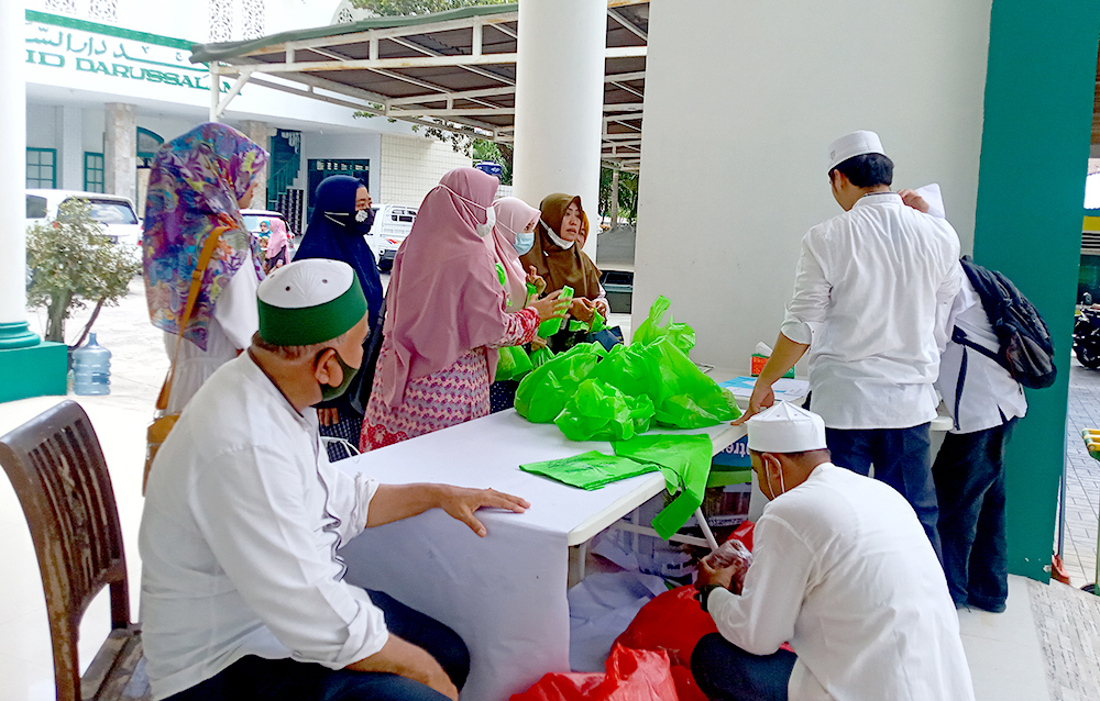 Gembira Sambut Ramadhan, Yayasan Syekh Abdul Wahab Rokan Bagikan Paket Daging Sapi