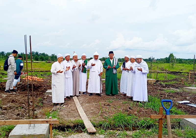 Melihat dan Mendoakan Pembangunan Masjid dan Rumah Suluk di Kubang
