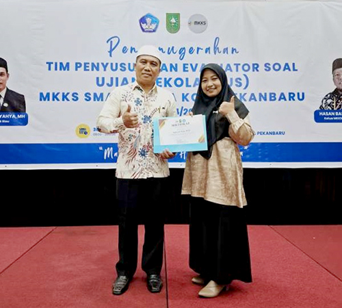 Guru Matematika SMA Babussalam Terima Penghargaan Dari MKKS Swasta Pekanbaru