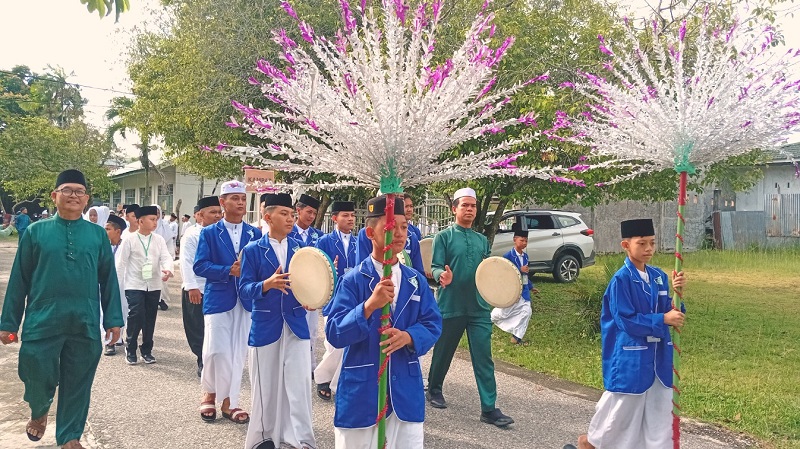 Pawai Ta'aruf Santri Baru, Momen Penting yang Turut Diabadikan para Orang Tua