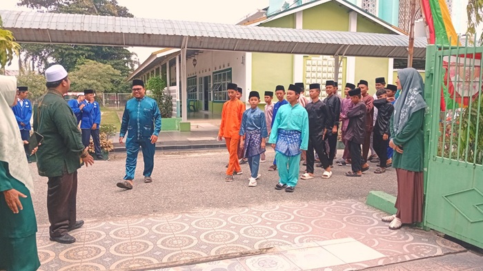 Sambutan Antusias untuk Rombongan Studi Banding MTs Darul Hadits Siak