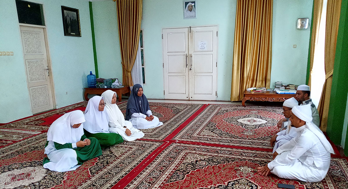 Tiga Santriwati Doa Bersama sebelum Berjuang di Pospenas VIII Jawa Barat