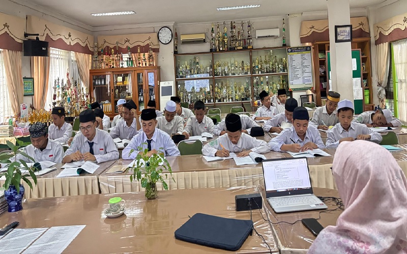 Santri Kelas IX SMP Babussalam Ikuti Pelatihan TOEFL Intensif Bersama LTI 