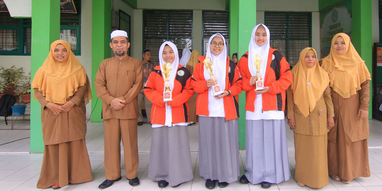 Raih Tiga Emas, Tiga Santriwati Babussalam Wakili Riau ke Pospenas 2019 di Bandung