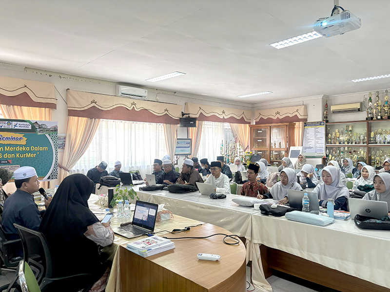 SMP Babussalam Gelar Seminar dan Workshop Tentang HOTS dan KurMer Bersama Erlangga