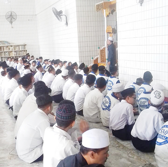 Santri dan Majelis Guru SMP Babussalam Laksanakan Shalat Sunnah Tasbih