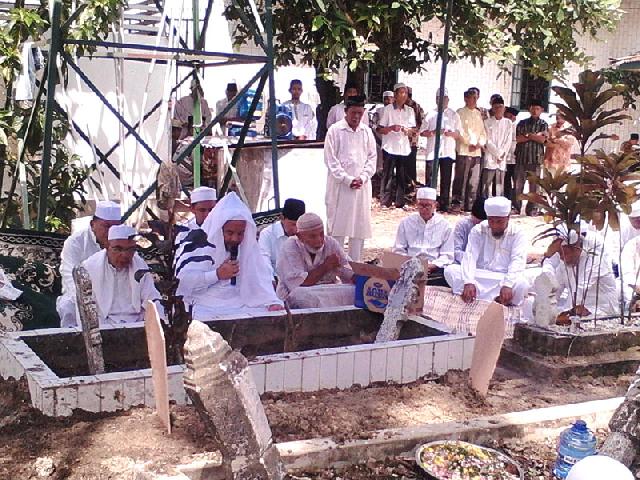 Tuan Guru Syekh H Ismail Royan Pimpin Tahlilan Usai Pemakaman H Abdul Muis