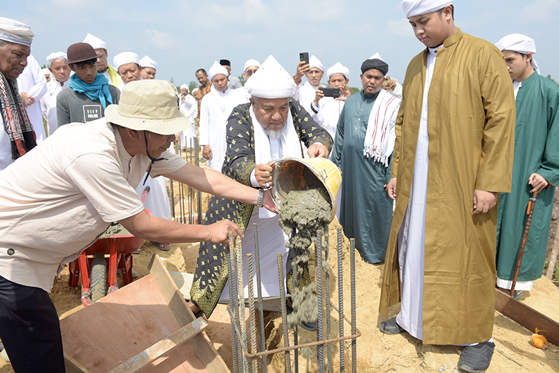 Tuan Guru Letakkan Batu Pertama Pembangunan Masjid Rabithah Babussalam