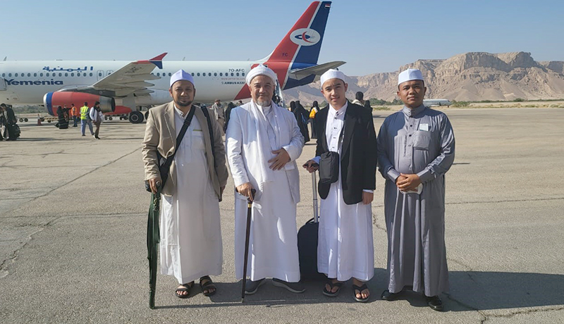 Mendarat di Bandara Seiyun, Tuan Guru Disambut Alumni Babussalam dan Syeikh Ali  Bafadhol