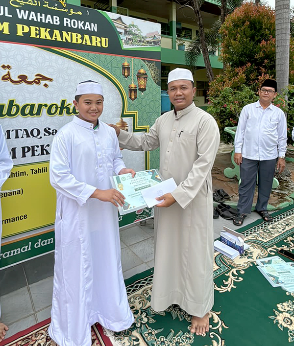 SMP Babussalam Pekanbaru Beri Penghargaan Bagi Tim Dai dan Daiah Santri Safari Ramadhan 1445 H