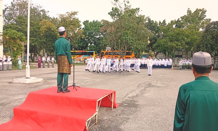 Keluarga Besar Ponpes Babussalam Gelar Upacara Bendera Peringati Dua Hari Besar Nasional