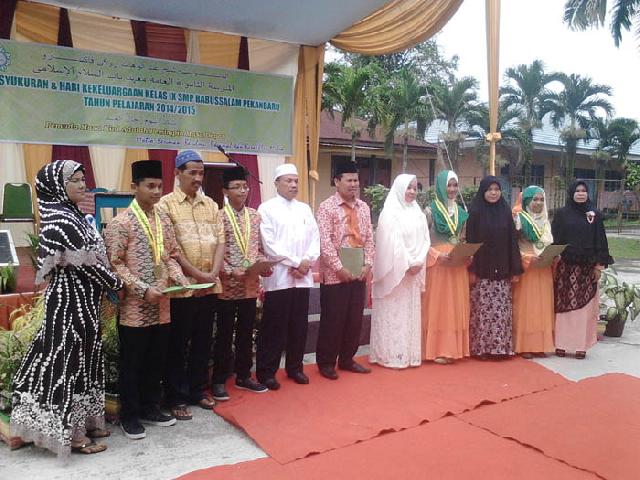 SMP Babussalam Berikan Award untuk Siswa Berprestasi dan Teladan