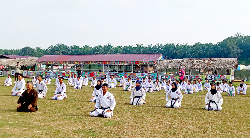 Karateka SD Babussalam Gelar Latihan Bersama di Objek Wisata Pulau Cinta