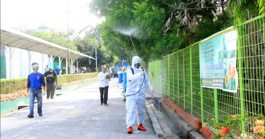 Peduli Pencegahan Covid-19,Dinas Sosial Provinsi Riau Semprotkan Disinfektan Di Pesantren Babussalam