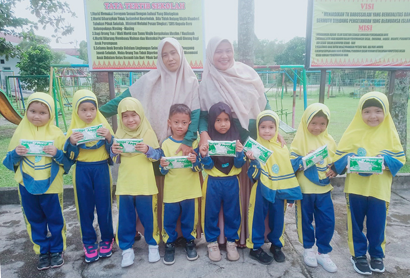 Santri TK Babussalam Kenali dan Praktik  Langsung Pembuatan Tempe