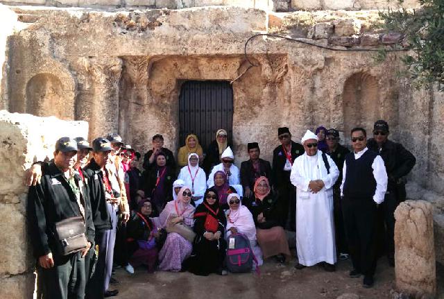 Kenangan Berkunjung ke Gua Kahfi dalam Perjalanan Umrah