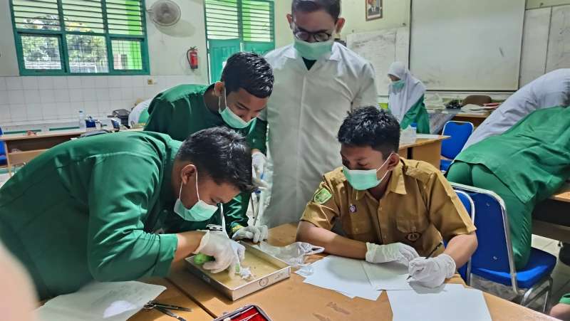 Perkaya Pemahaman Teori, Santri Kelas XI.1 SMA Babussalam Praktik Langsung Membedah Mencit