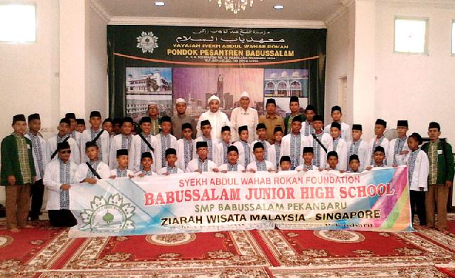 Kelas VIII SMP Babussalam Ziarah Wisata ke Malaysia - Singapura