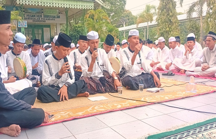 Jumat Mubarokah SMP Babussalam sebagai Ajang Uji Coba Santri serta Perpisahan dengan Mahasiswi PLP 
