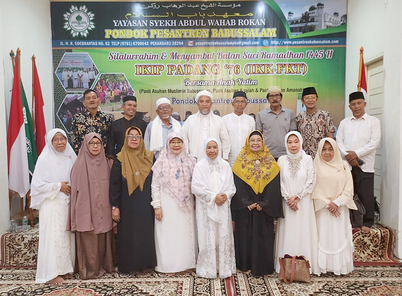 Puluhan Alumni IKIP Padang Angkatan 1976 Silaturrahim Bersama Tuan Guru dan Anak Panti Asuhan