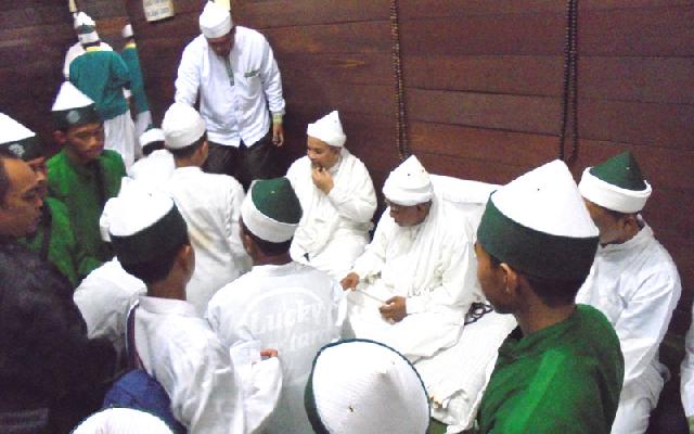 Santri Bersilaturrahim dengan Tuan Guru Syekh Hasyim Al-Syarwani