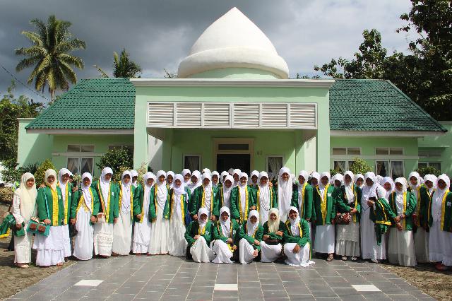Santri Ziarahi Tuan Guru Syekh Haji Hasyim Alsyarwani di Besilam Langkat